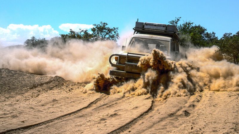 4x4 drive on extremely dusty track